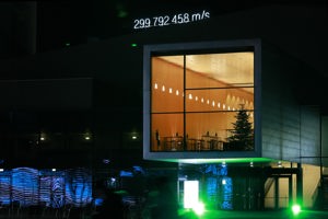 Außenansicht bei Nacht des hell erleuchteten Saal Propter Homines im Festspielhaus Bregenz