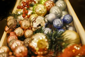 © Anja Koehler glänzende bunte Christbaumkugeln in einer Holzkiste © Anja Koehler