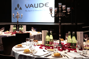 Festlich dekorierte runde Tische mit Kerzenleuchtern und Rosenblättern im Festspielhaus Bregenz