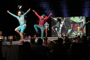 Auf einem Laufsteg präsentieren fünf Models eine Outdoorkollektion auf der Werkstattbühne im Festspielhaus Bregenz