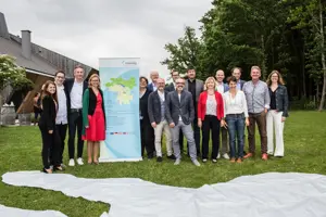 micleab bodensee Mitglieder beim 3-Jahre-Jubiläum stehen auf einer Rasenfläche © Roswitha Schneider