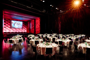 runde gedeckte Tische mit weißen Tischtücher und schwarzen Stühlen auf der Hauptbühne