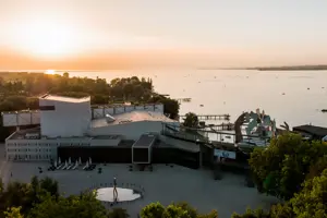 Luftaufnahme des Festspielhauses Bregenz mit Sonnenuntergang  © KoenigsFreunde