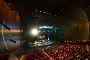 Vollbesetzter Großer Saal mit Parlamentbetischung, großer Leinwand und Redner auf der Vorbühne im Festspielhaus Bregenz © Anja Koehler