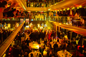 Tanzende Menschen auf drei Ebenen auf dem Eventschiff Sonnenkönigin
