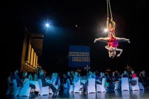 Zwei Frauen am Trapez schweben über die Gäste eines Galaabends auf der Werkstattbühne im Festspielhaus Bregenz
