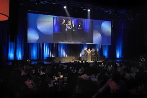 Vier Personen auf der Bühne mit Liveübertragung auf eine Leinwand auf der Werkstattbühne im Festspielhaus Bregenz © Anja Koehler