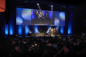 Vier Personen auf der Bühne mit Liveübertragung auf eine Leinwand auf der Werkstattbühne im Festspielhaus Bregenz