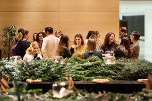 Lebendiges Miteinander beim Adventhock im Seefoyer des Festspielhauses Bregenz