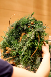 Ein handgefertigter Adventskranz im Festspielhaus Bregenz – kreative Momente in festlicher Atmosphäre