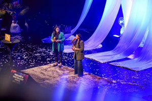 Zwei Moderatorinnen auf der Bühne beim Health & Mind Festival im Großen Saal im Festspielhaus Bregenz