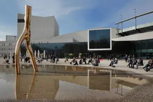 © Anja Koehler Kongress-Teilnehmer:innen machen Pause bei strahlendem Sonnenschein auf dem Platz der Wiener Symphoniker © Anja Koehler