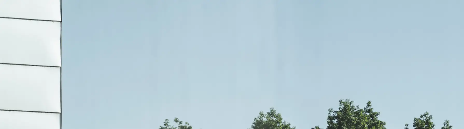 Fassade Saal propter homines Festspielhaus Bregenz mit Himmel und Baumspitzen © Büro Magma, Magdalena Türtscher