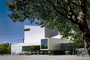 Das Festspielhaus Bregenz mit grünem Baum im Vordergrund © Anja Koehler