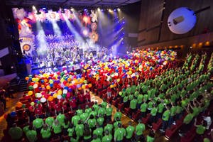 Mitarbeiter:innen feiern mit bunten Luftballons im vollbesetzten Großen Saal des Festspielhauses Bregenz