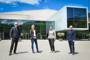 © Udo Mittelberger Vier Personen stehen vor dem Festspielhaus Bregenz © Udo Mittelberger