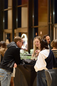geselliges Beisammensein von Adventhock-Teilnehmer:innen im Seefoyer im Festspielhaus Bregenz