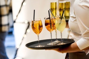 Getränke in langstieligen Gläsern auf einem Tablett