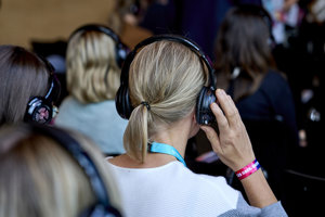 Personen mit Headsets beim Health & Mind Festival 2023 im Festspielhaus Bregenz