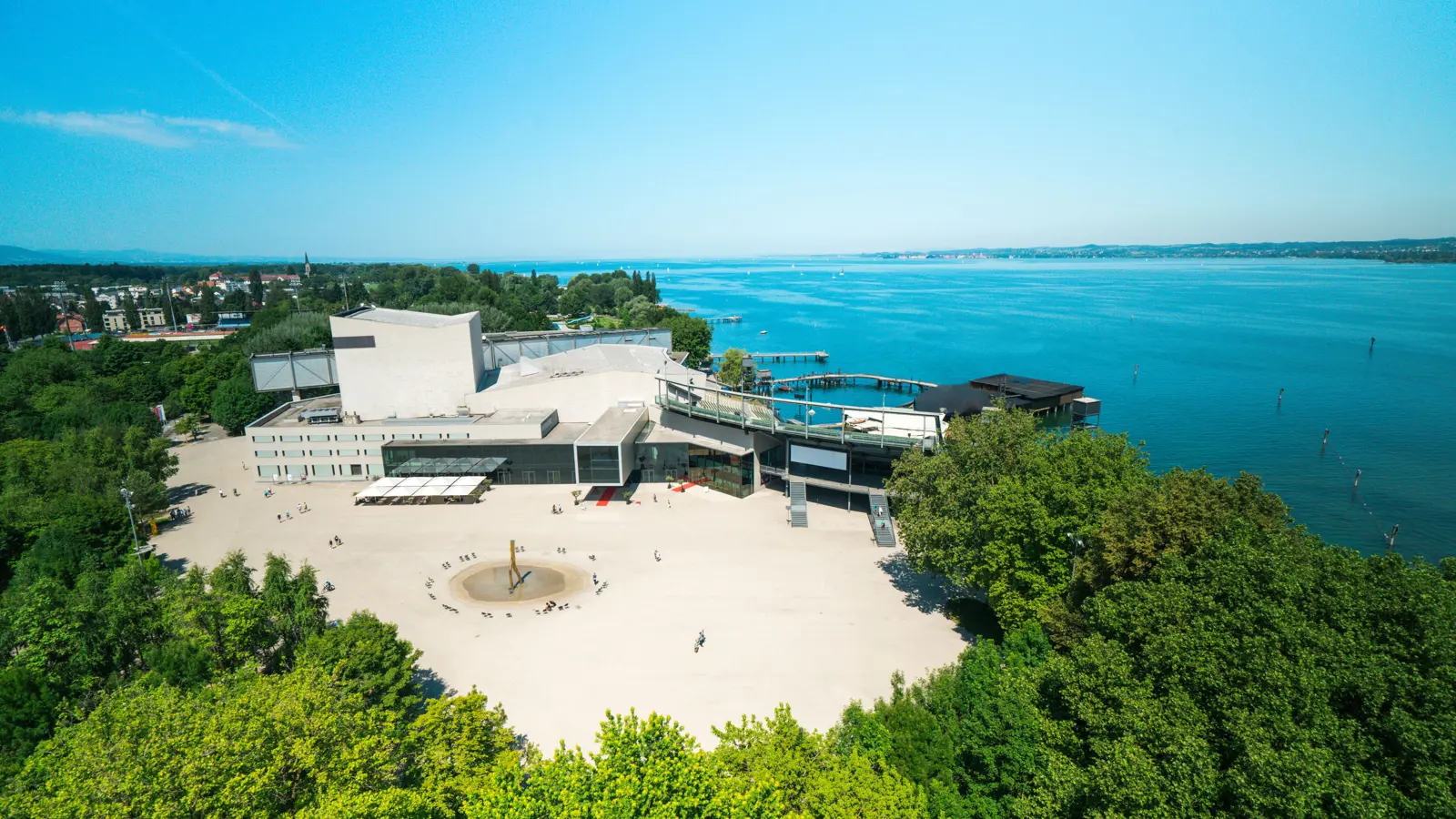 © bobdo Drohnenaufnahme des Festspielhauses Bregenz mit Blickrichtung auf den Bodensee © bobdo