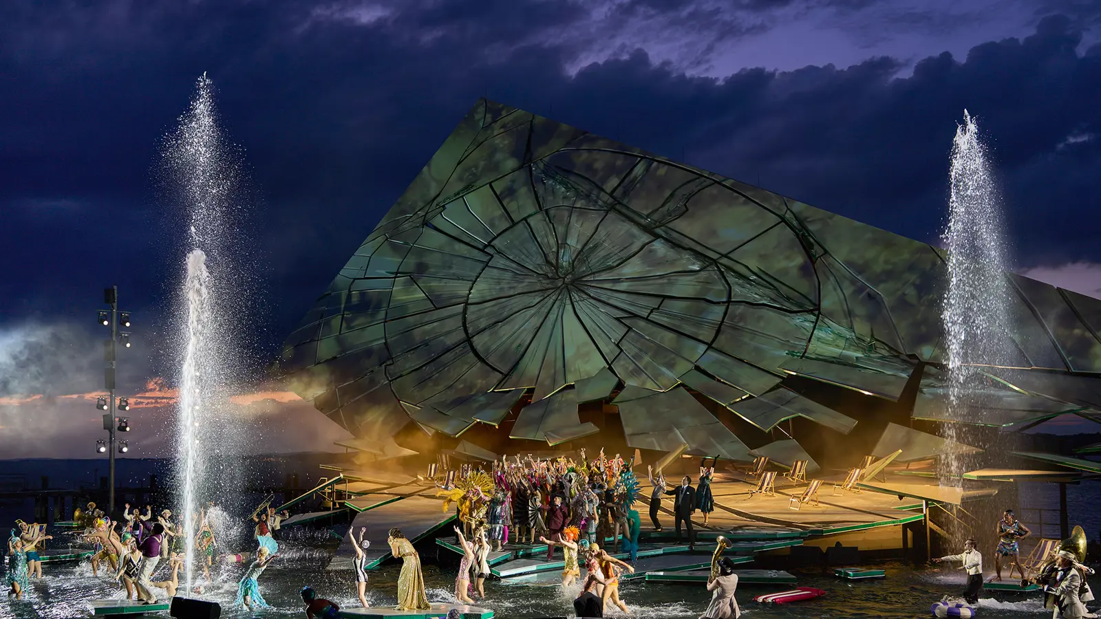© Bregenzer Festspiele / Anja Koehler Wasserfontänen vor der Seebühne, Bühnenbild La traviata © Bregenzer Festspiele / Anja Koehler
