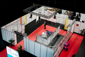 Messestände von oben mit rotem Teppich auf der Werkstattbühne