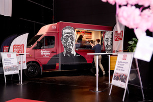 Essensausgabe an einem Foodtruck auf der Werkstattbühne