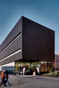 Menschen vor dem Eingang in das Foyer Werkstattbühne des Festspielhauses Bregenz