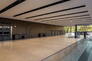 Leeres Foyer Werkstattbühne mit Blick auf den Vorplatz