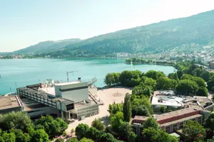 © KoenigsFreunde Drohenaufnahme des Festspielhauses Bregenz mit Blickrichtung auf den Bodensee © KoenigsFreunde