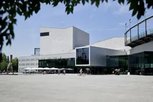 Fahrradfahrende Menschen auf dem sonnigen Vorplatz des Festspielhauses Bregenz © Anja Koehler