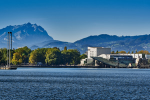 Blick über den gekräuselten See Richtung Festspielhaus Bregenz
