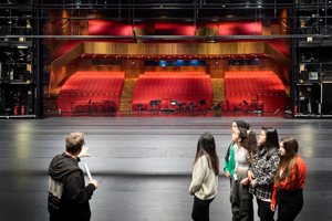 Mädchen auf der Hauptbühne beim Girlsday im Festspielhaus Bregenz