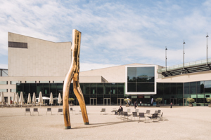 Blick auf die Fassade des Festspielhauses Bregenz im Vordergrund die Skulptur "Ready Maid"