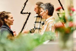 Advent-Hock Teilnehmer:innen unterhalten sich
