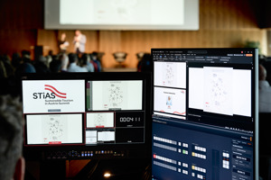 Zwei Technikscreens bei der Veranstaltung STiAS im Seestudio des Festspielhauses Bregenz