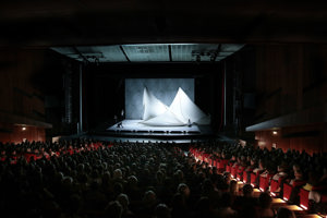 Ballett-Aufführung im vollbesetzten Großen Saal des Festspielhauses Bregenz