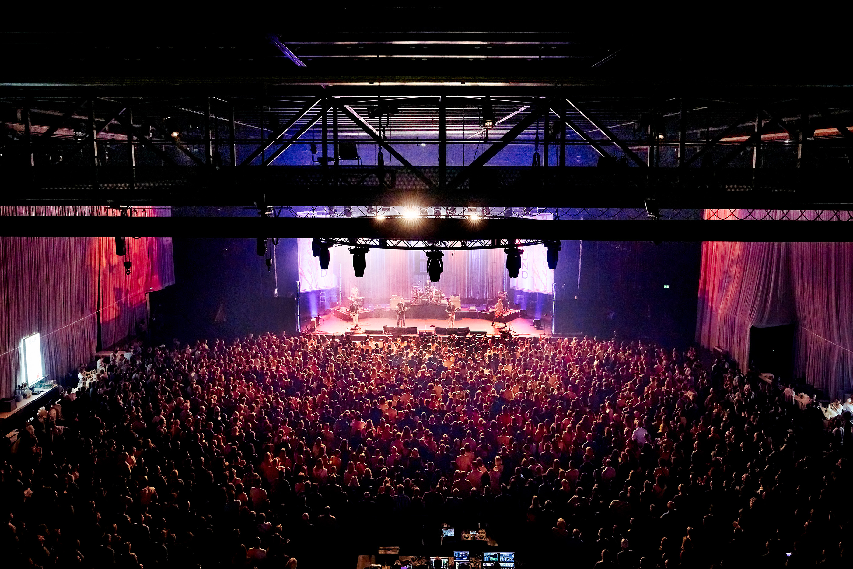 gutbesuchtes Stehkonzert mit Band auf der Bühne in der Werkstattbühne im Festspielhaus Bregenz © Anja Koehler