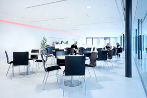 Kaffeehaus-Bestuhlung im weißen Parkstudio im Festspielhaus Bregenz bei der DAV Hauptversammlung