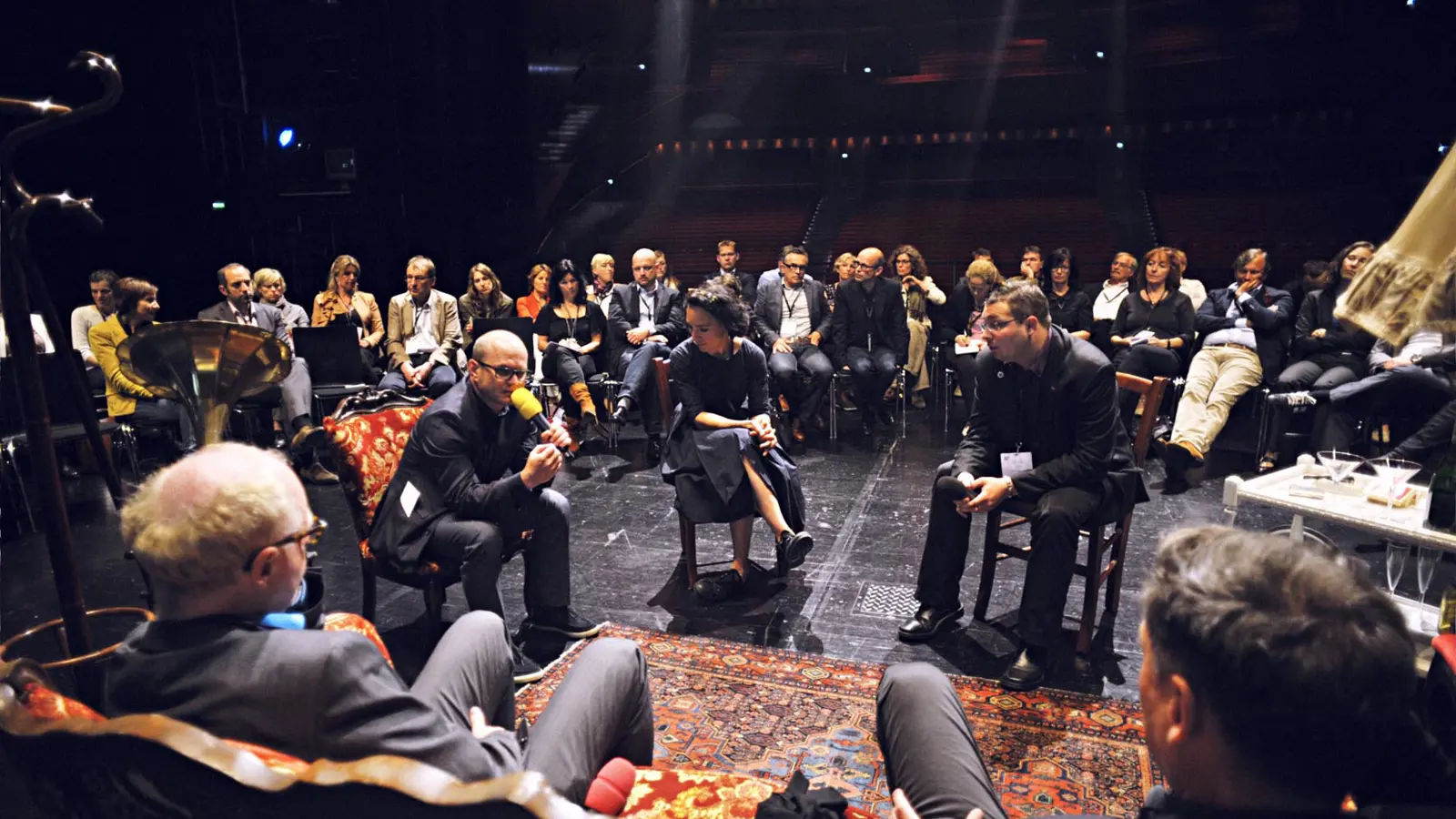 © Lucas Breuer Fishbowl-Teilnehmer:innen sitzen in einem zweireihigen Stuhlkreis um eine Diskussionsrunde im Festspielhaus Bregenz © Lucas Breuer