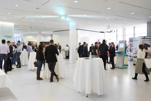 Menschen an Stehtischen in der Fachausstellung im Foyer im Festspielhaus Bregenz