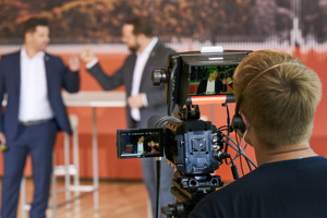 ein Kameramann filmt Männer im Gespräch bei einem hybriden Event im Festspielhaus Bregenz