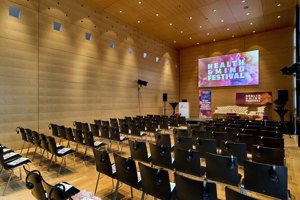 Reihenbestuhlung mit Mittelgang und Leinwand beim Health & Mind Festival im Seefoyer im Festspielhaus Bregenz