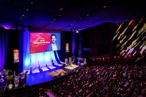 Felix Neureuther auf der Bühne des vollbesetzten Großer Saals im Festspielhaus Bregenz © Anja Koehler