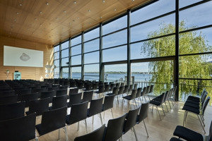 Reihenbestuhlung im Seefoyer Festspielhaus Bregenz mit Blick auf den Bodensee bis zum deutschen Ufer