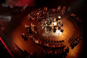 Kongressteilnehmer:innen im World Cafe Setting auf der Hauptbühne im Festspielhauses Bregenz