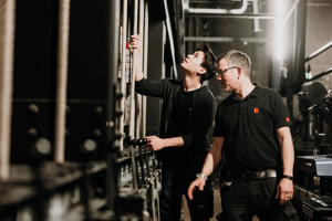 Ein Veranstaltungstechnik-Lehrling mit Ausbildner im Schnürboden des Festspielhauses Bregenz