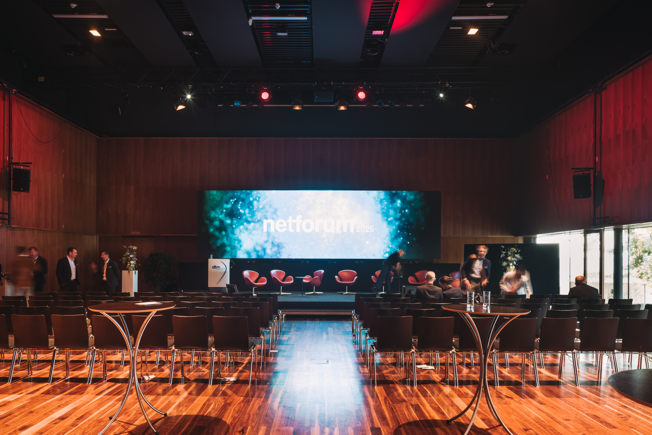 Bühne mit großer Leinwand und Reihenbestuhlung im Seestudio im Festspielhaus Bregenz © Angela Lamprecht