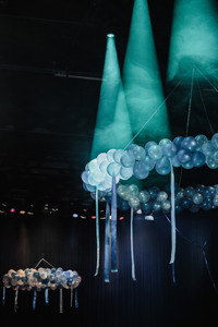 hängende Luftballon-Kreise in grünen Lichtkegeln auf der Werkstattbühne im Festspielhaus Bregenz