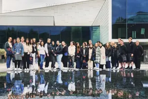 Eine Gruppe Mädchen, Girlsday vor dem Festspielhaus Bregenz © Anja Koehler
